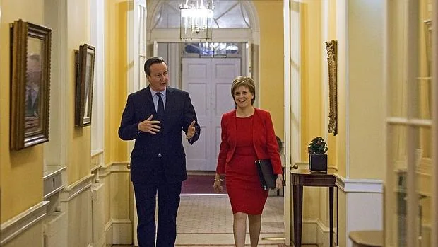 El primer ministro británico, David Cameron, junto a la ministra principal de Escocia, Nicola Sturgeon