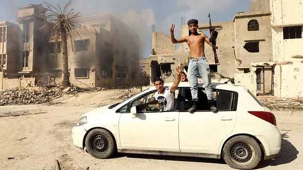 Soldados leales al Gobierno libio reconocido internacionalmente celebran la recuperación de Bengasi de manos de los yihadistas