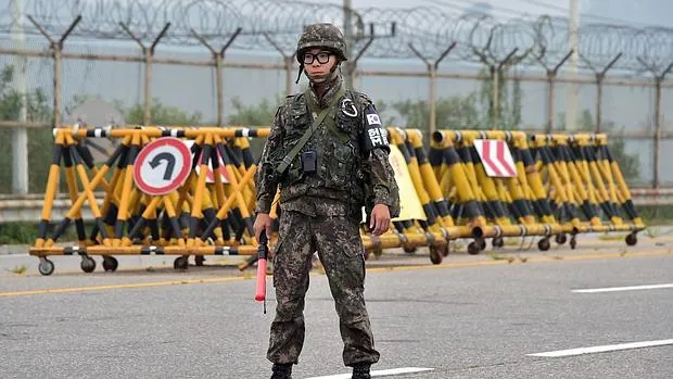 Un soldado surcoreano vigila la repatriación de ciudadanos en Kaesong