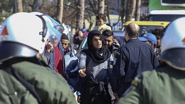 Refugiados e inmigrantes intentan abandonar Diavata en Tesalónica (Grecia)