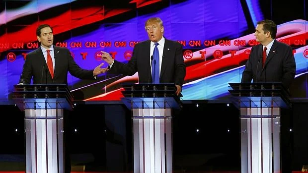 Donald Trump, en el medio, rodeado en el debate por Marco Rubio y Ted Cruz
