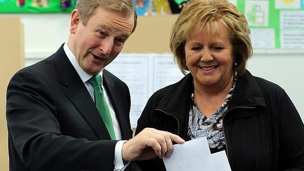 Enda Kenny deposita su voto en la urna electoral