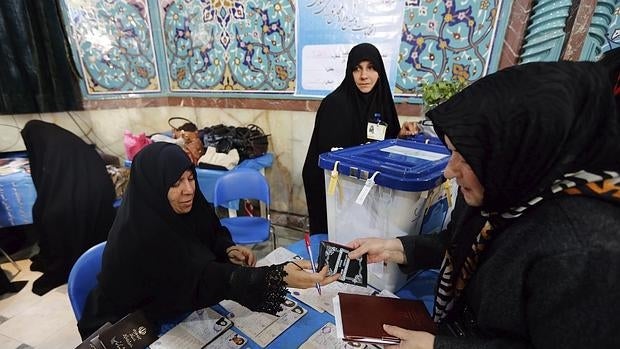 Una mujer ejerce su derecho al voto este viernes en Teherán