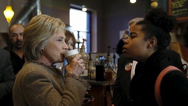Hillary Clinton hizo una parada este martes en un café de Minneapolis, donde conversó con una joven de origen somalí