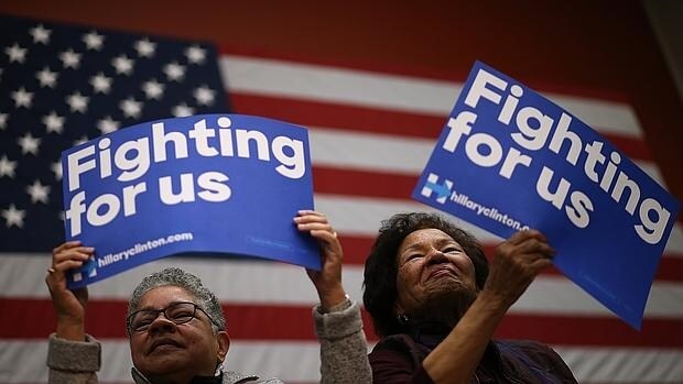 Dos seguidoras de Hillary Clinton, en un acto electoral en Fairfax, Virginia