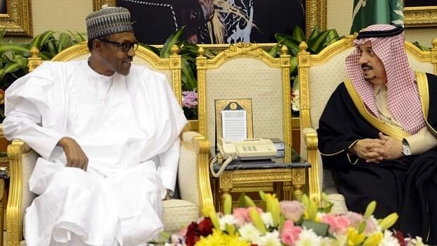 El presidente de Nigeria, Muhammadu Buhari (i), durante una reciente visita a Riad
