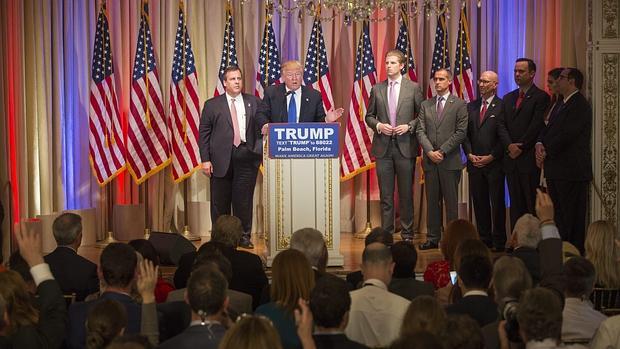 El precandidato a la presidencia de EE.UU. Donald Trump (2-i) pronuncia un discurso durante un acto de campaña parte del Súper Martes