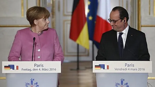 El presidente galo, François Hollande (dcha), y la canciller alemana, Angela Merkel, durante la rueda de prensa