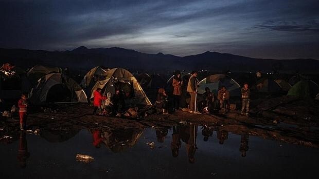 Una imagen de refugiados situados en el campo cercano a Idomeni, en la frontera entre Macedonia y Grecia
