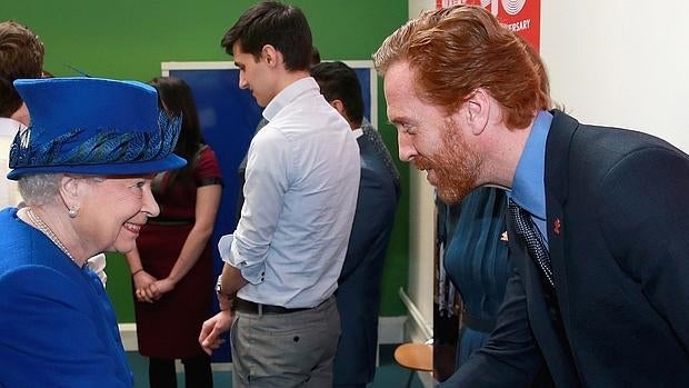 Isabel II recibe el saludo del actor Damien Lewis durante un acto oficial este martes en Kennington, Londres