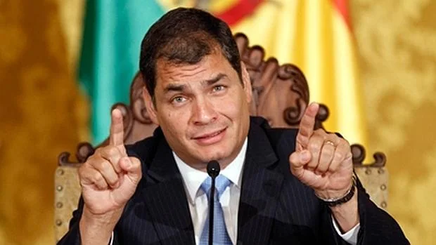 Rafael Correa se dirige a los medios de comunicación en Quito