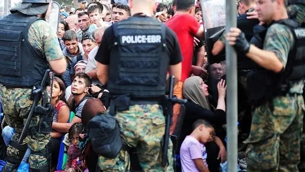 La Policía de Macedonia en la frontera con Grecia frente a miles de refugiados
