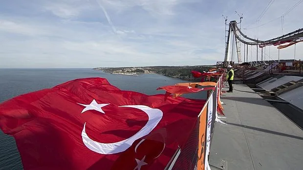 Banderas turcas ondean en el puente del Sultan Selim en Estambul