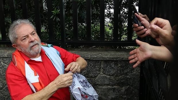 Lula saluda a los simpatizantes concentrados junto a su casa en el estado de Sao Paulo tras ser interrogado por la Policía
