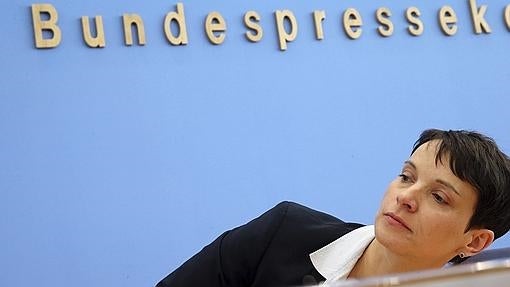 La presidenta del ultraderechista Alternativa para Alemania (AfD), Frauke Petry, durante una rueda de prensa este lunes en Berlín