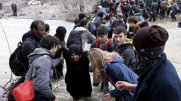 Refugiados del campo de Idomeni, Grecia, tratan de encontrar una vía alternativa para llegar a Macedonia