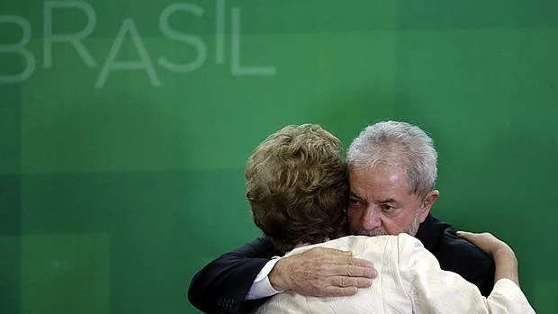 Lula se abraza a Dilma Rousseff en su toma de posesión