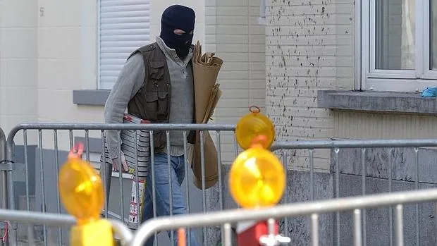Un policía, en Bélgica el martes en la operación antiterrorista realizada en Bruselas