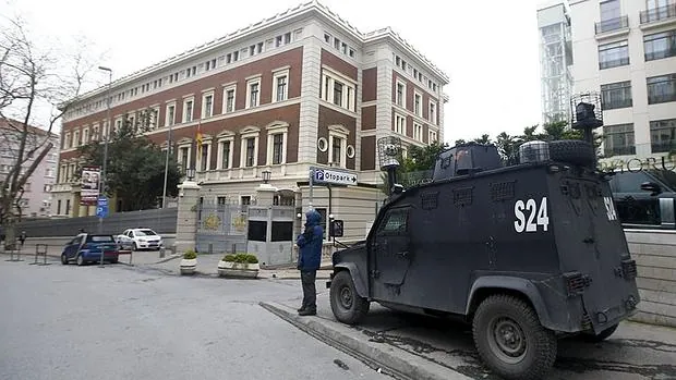 Un vehículo de la policía vigila los alrededores del consulado alemán en Estambul, cerrado hoy por amenaza de atentado