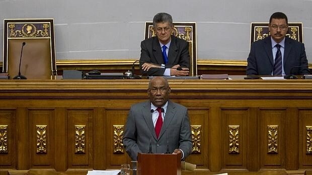 El vicepresidente de Venezuela junto al presidente de la Asamblea Nacional, Henry Ramos Allup, en el Parlamento
