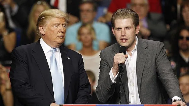 Eric Trump acompañando a su padre en un mitin de campaña