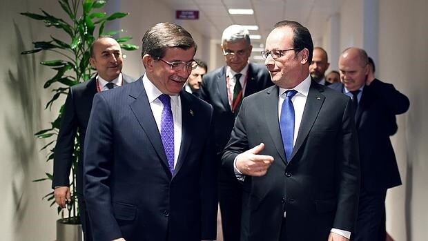 El primer ministro turco, Ahmet Davutoglu, junto al presidente francés, François Hollande en Bruselas