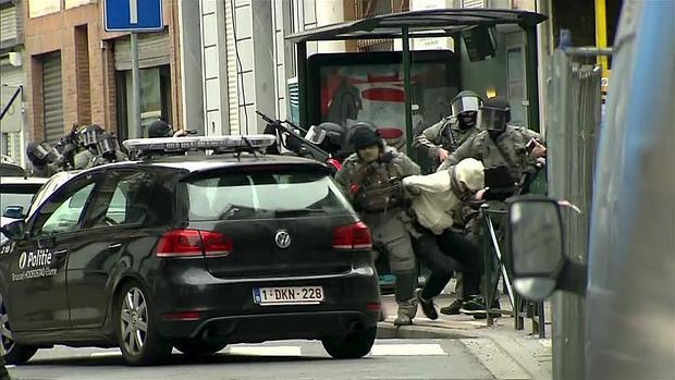 La policía belga detiene a un sospechoso este viernes en Molenbeek