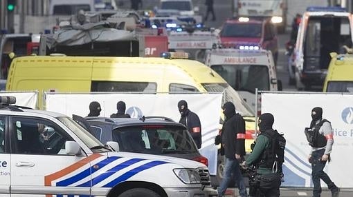 Servicios de emergencia acuden a la estación de metro de Malbeek en Bruselas