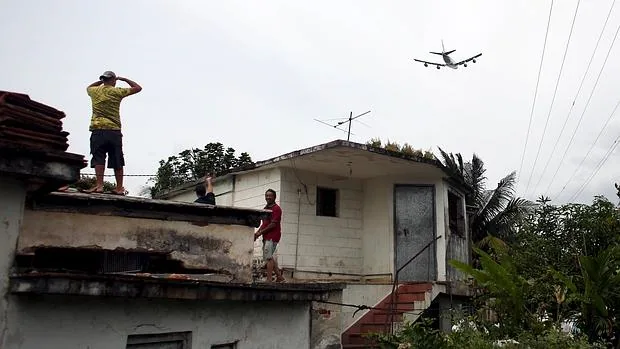 Vecinos de la Habana observan alejarse al Air Force One