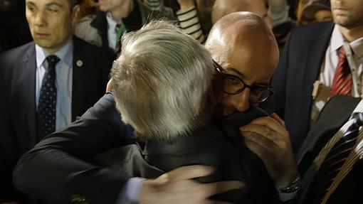 Jean-Claude Juncker, abrazado con el primer ministro de Bélgica Charles Michel