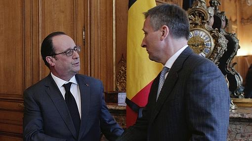 El embajador belga en Francia, Vincent Mertens de Wilmars (dcha), saluda al presidente francés François Hollande