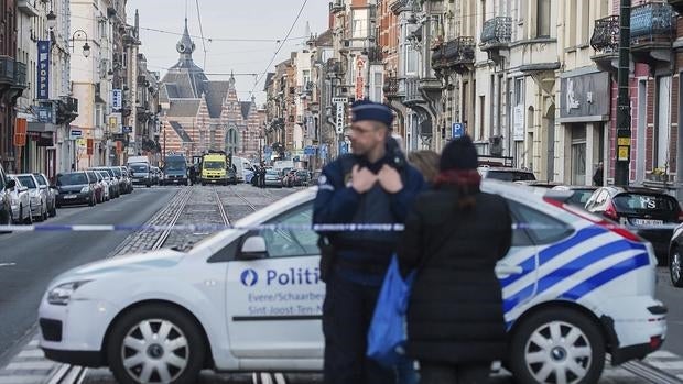 Policías belgas acordonan las calles cercanas a la estación de metro de Maelbeek