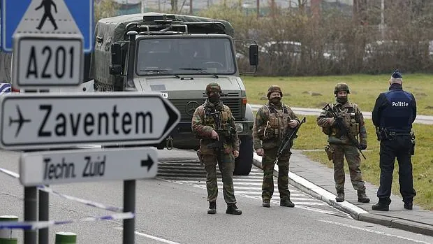 Soldados del ejército patrullan las inmediaciones del aeropuerto de Zaventem