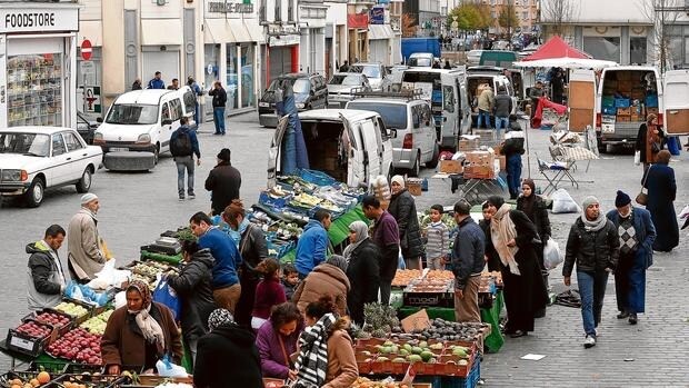 Mercadillo callejero en el centro de Molenbeek, donde la inmensa mayoría de la población es musulmana