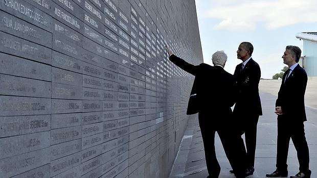 Obama y Macri escuchan las explicaciones sobre el muro de los desaparecidos en el Parque de la Memoria de Buenos Aires