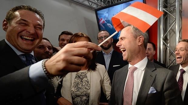 Norbert Hofer (derecha) y Christian Strache, el domingo, celebrando su victoria en la primera vuelta