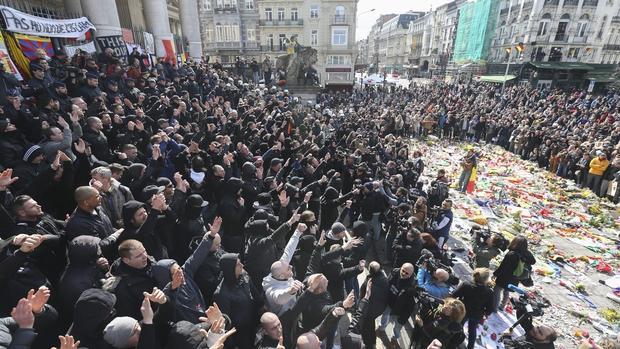 Cientos de personas se manifiestan en contra de el Estado Islámico (EI) en el lugar donde se ha albergado las muestras de apoyo a las víctimas del atentado del pasado martes en la Plaza de la Bolsa, en Bruselas