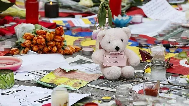 Mensajes, flores y velas en recuerdo de los muertos en el atentado en la Plaza de la Bolsa de Bruselas