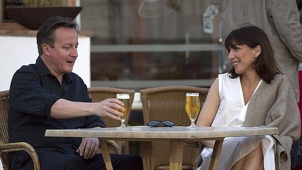 Cameron y su esposa, fotografiados el pasado viernes en Playa Blanca, en Lanzarote