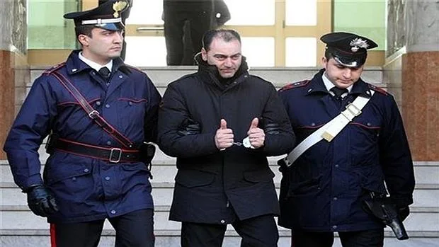 Un presunto miembro de la 'ndrangheta escoltado por la Policía italiana