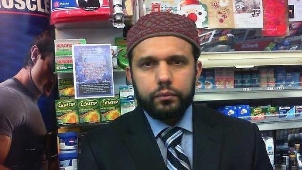 Asad Shah, escocés de origen paquistaní, en su quiosco de Glasgow