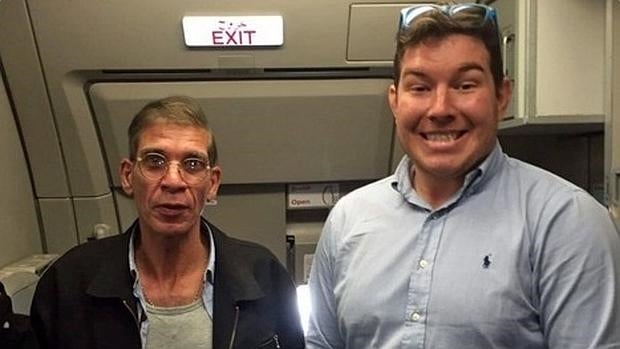 Un pasajero posó sonriente con el secuestrador del avión de EgyptAir