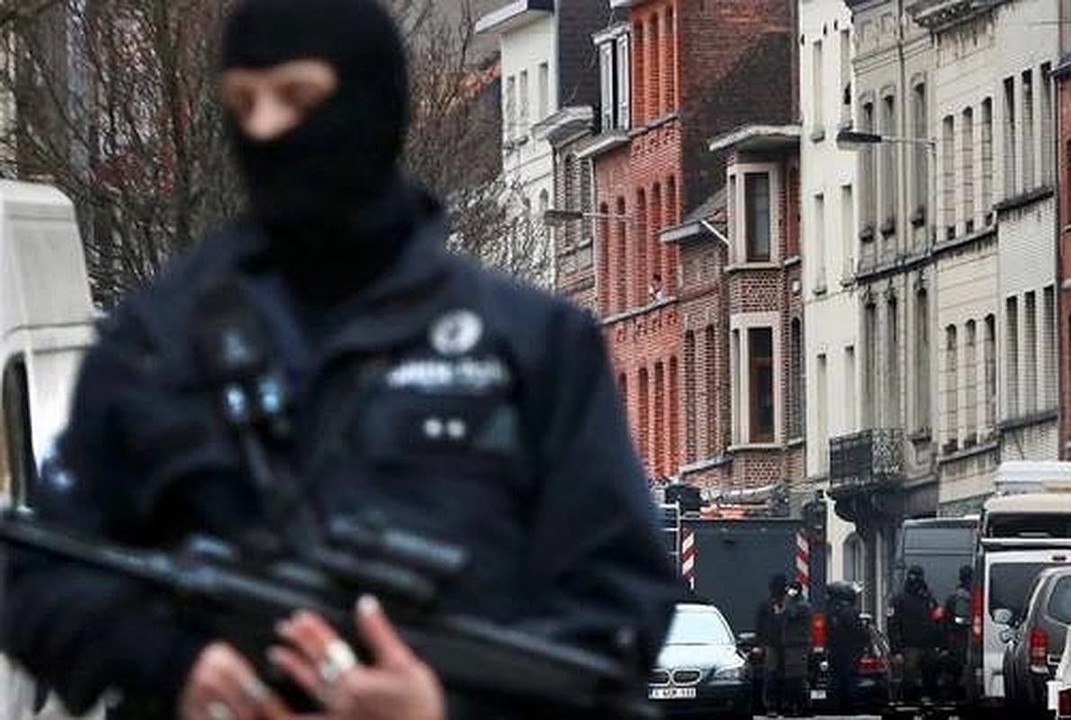 Policías actúan en el barrio belga de Molenbeek, en Bruselas