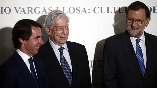 Mario Vargas Llosa, entre Mariano Rajoy y Felipe González, este martes en el seminario internacional