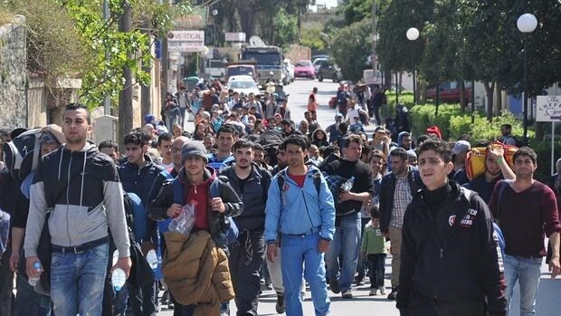 Inmigrantes caminan por una calle de la isla de Quíos en Grecia