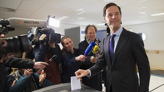 El primer ministro holandés, Mark Rutte, deposita su voto este miércoles en La Haya