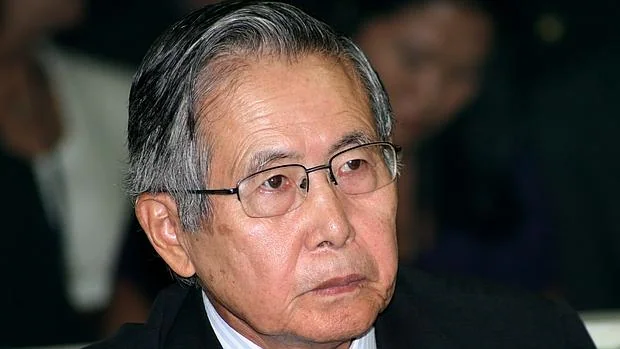 Alberto Fujimori, a su llegada al juicio, el 7 de abril de 2009, en el que se le sentenció a 25 años por asesinato y secuestro