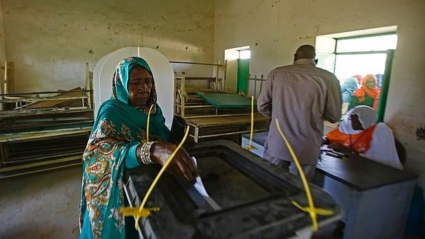 Una mujer deposita su voto en el campo de refugiados de Abu Shouq