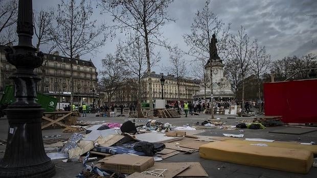 Empleados municipales limpian la plaza de la República después de que la gendarmería gala evacuara a los «indignados»