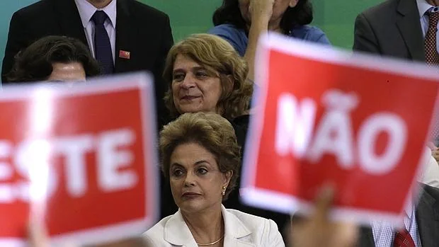 La presidenta brasileña, Dilma Rousseff, asiste a un acto con profesores y estudiantes